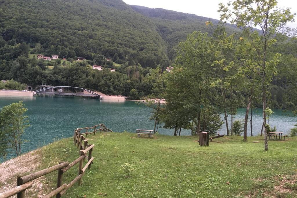 Casa A Schiera Fronte Lago Con Giardino Barcis Extérieur photo